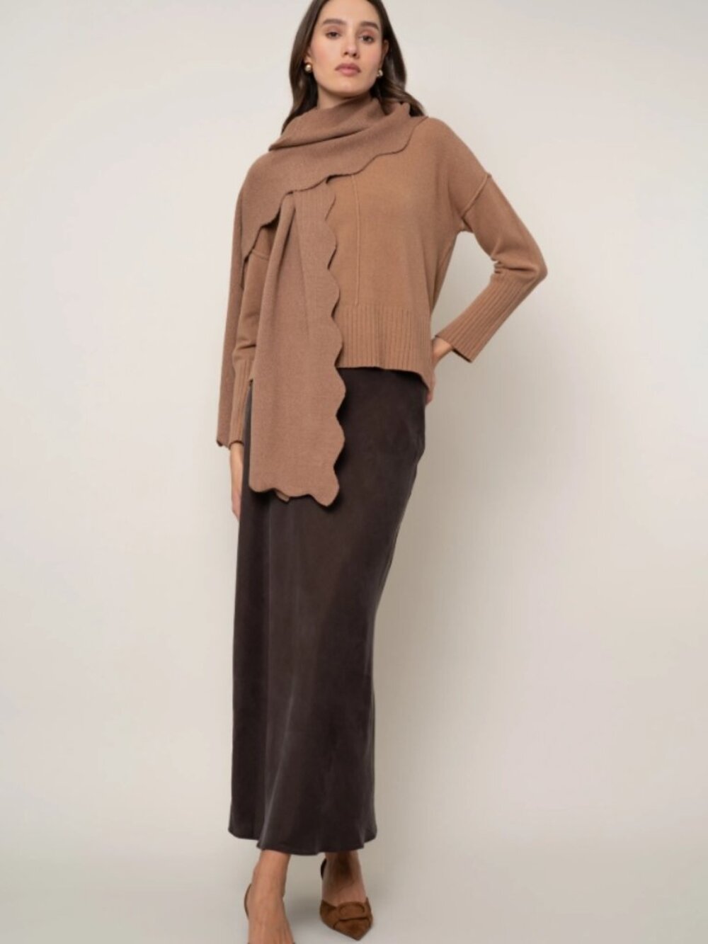 NWT Cyrus The Scallop Trim Scarf in Tobacco brown